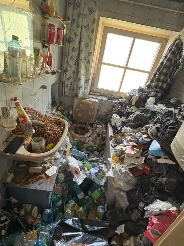 Stark belastetes Badezimmer vor der Aufräumung