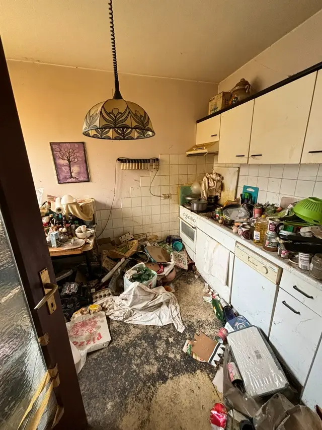 Überfüllter Wohnraum vor einer strukturierten Aufräumung