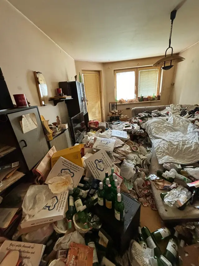 Stark vermüllter Wohnraum vor der Räumung